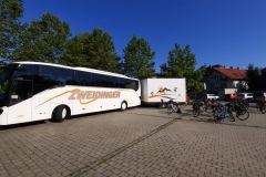 Bus und Radanhänger